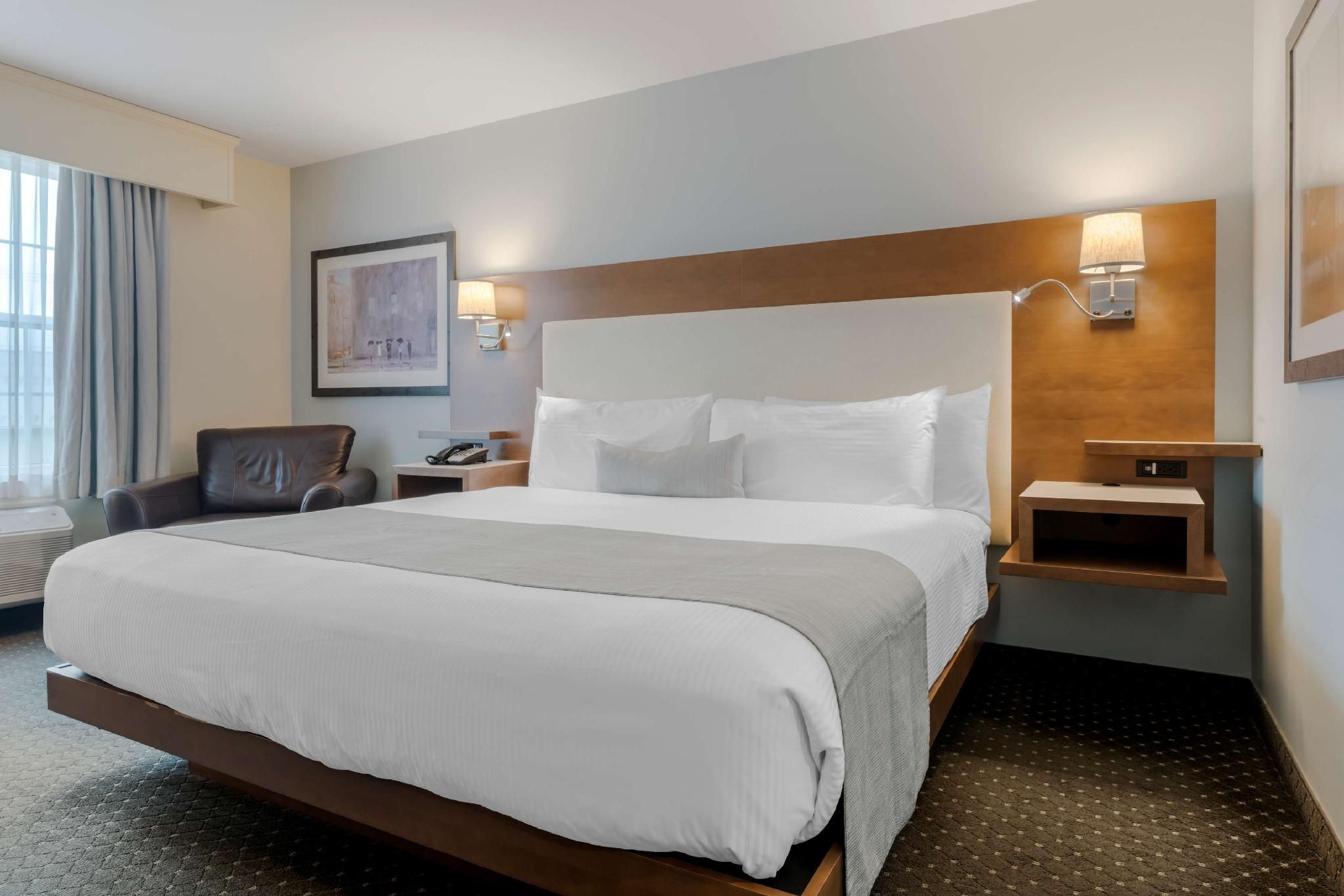 Suite - 1 King Bed, Nonsmoking, Separate Bedroom, Sofabed, Two Person Jetted Tub