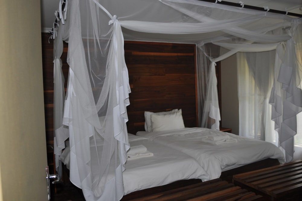 Hakusembe River Lodge Family Bungalow