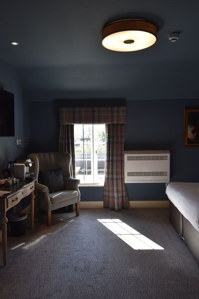 Elveden Inn Double Room Ensuite with Shower (Keppel Room) 3