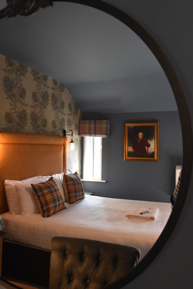 Elveden Inn Double Room Ensuite with Shower (Keppel Room) 2