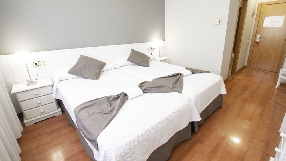 Hotel Isabel de Segura Double Room (two beds) 2