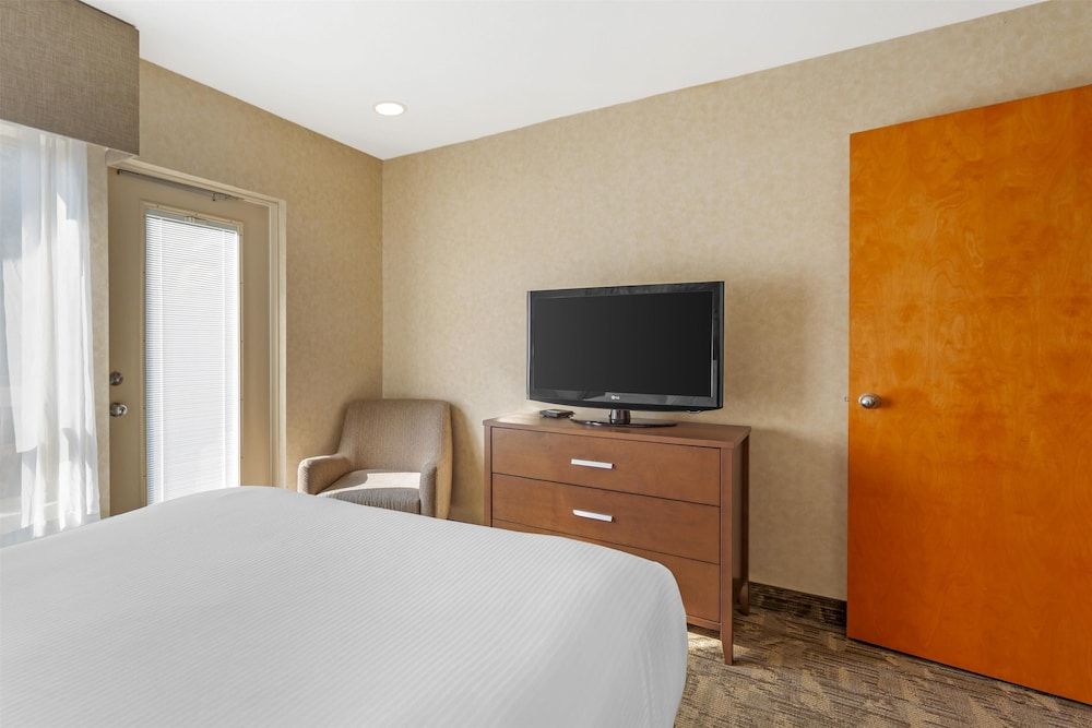 Suite, 1 Queen Bed, Non Smoking, Balcony (2nd Floor;with Sofabed)