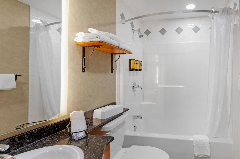 Best Western Plus Valemount Inn & Suites Suite, 1 Queen Bed, Non Smoking, Refrigerator & Microwave (with Sofabed) 4