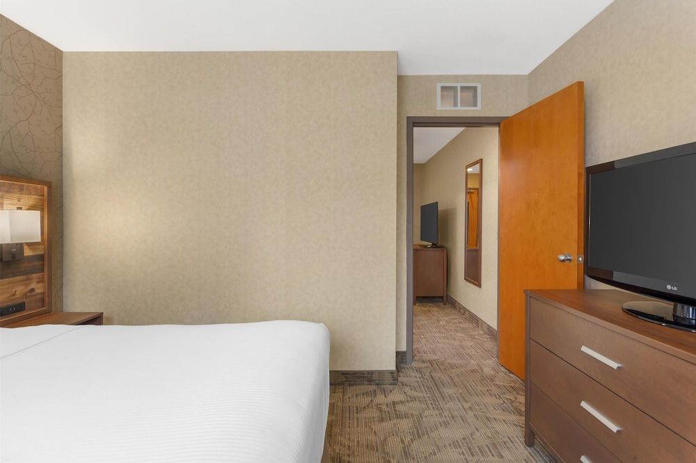 Best Western Plus Valemount Inn & Suites Suite, 1 Queen Bed, Non Smoking, Refrigerator & Microwave (with Sofabed) 3