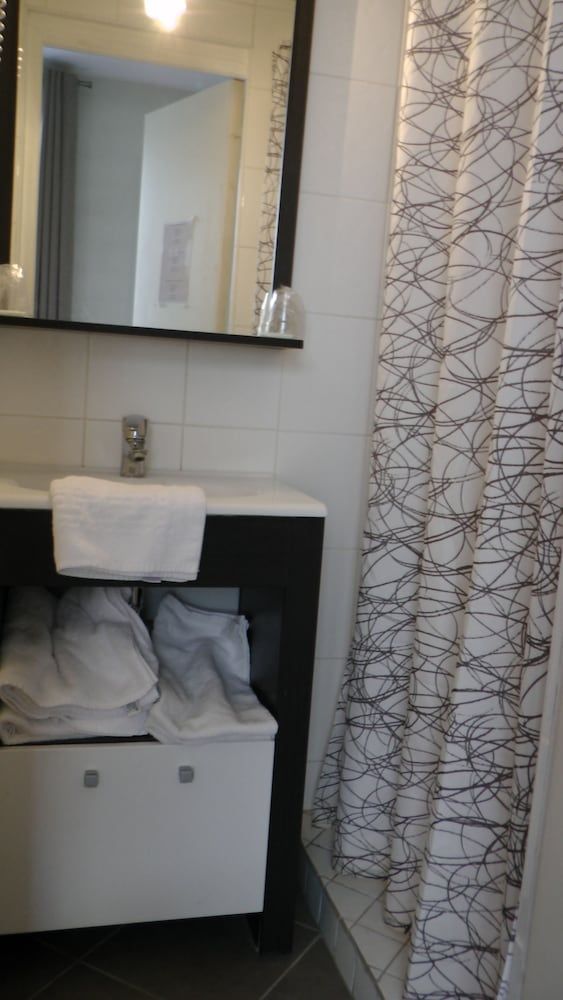 Hôtel de L'Univers Room, Courtyard View 6