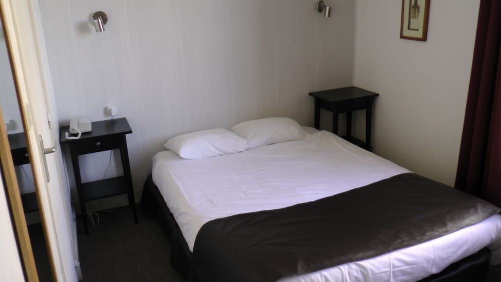 Hôtel de L'Univers Room, Courtyard View 3