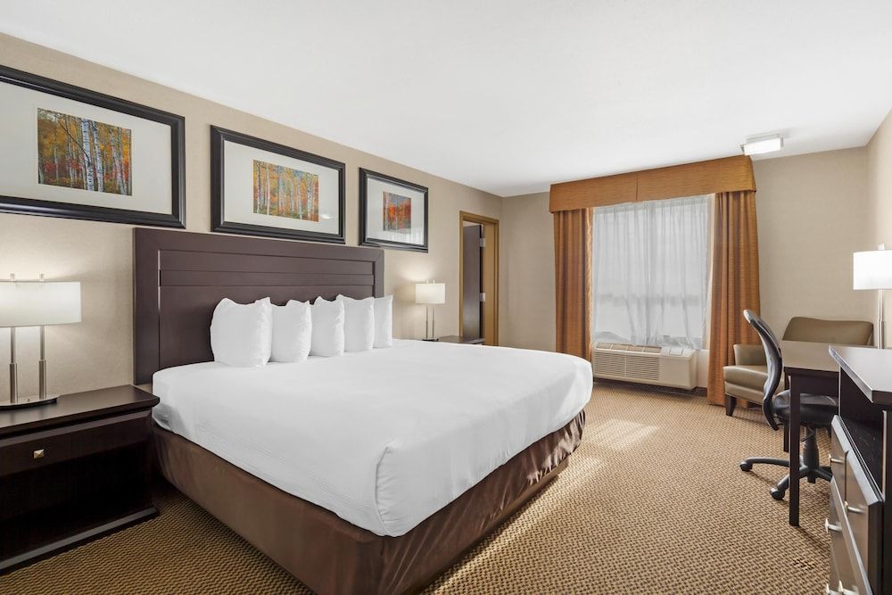 Best Western Bonnyville Inn & Suites Family Suite, Multiple Beds, Non Smoking, Refrigerator & Microwave 2