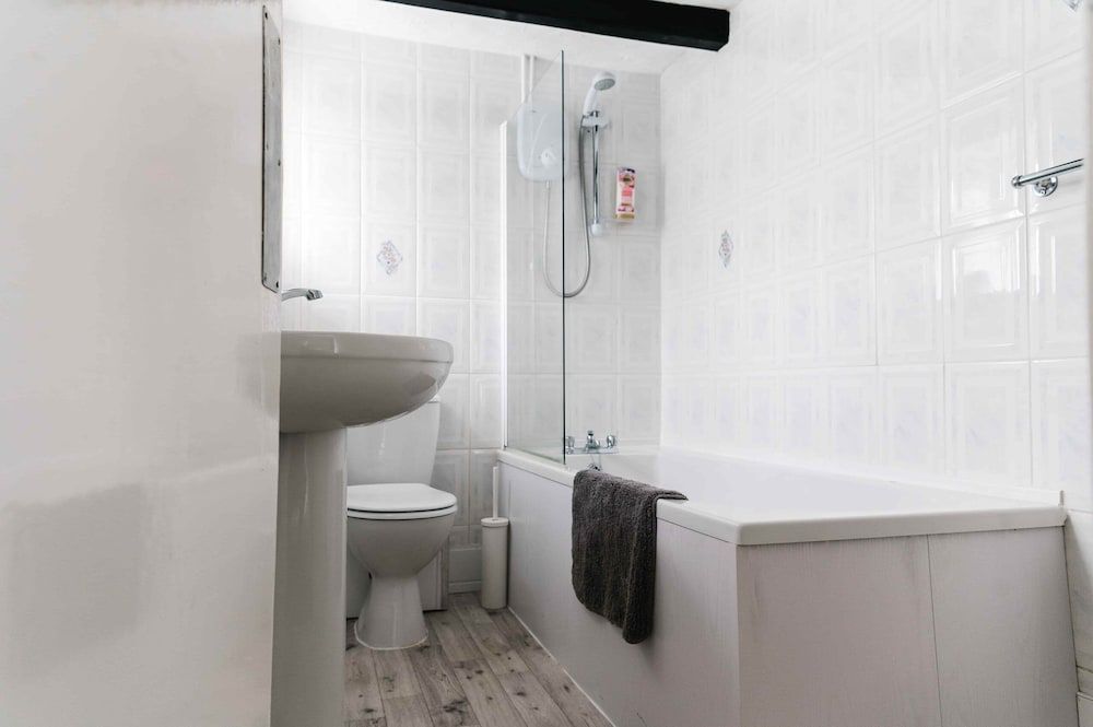 Rose and Crown Standard Twin Room, Ensuite, Garden View (and shower) 2