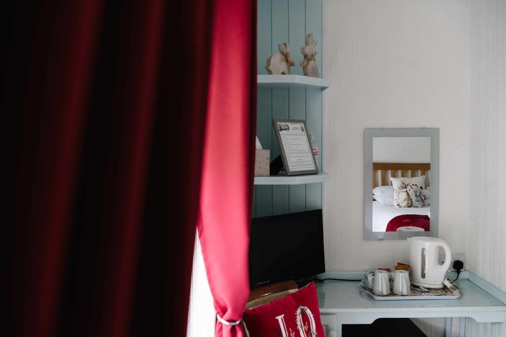 Rose and Crown Standard Double Room, Ensuite, Garden View 4