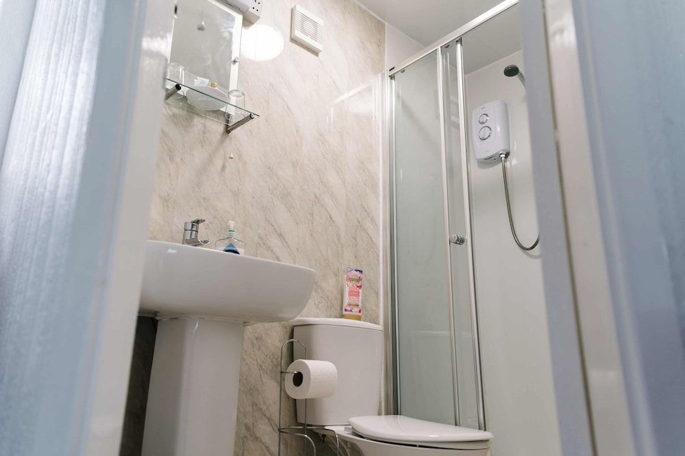 Rose and Crown Standard Double Room, Ensuite, Garden View 3