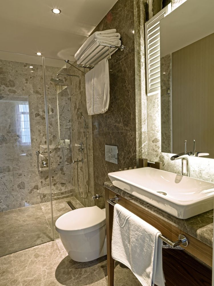 Montania Special Class Hotel Deluxe Room, City View 3