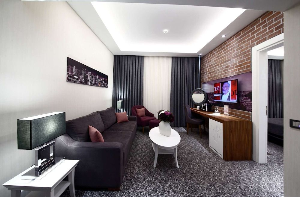 Montania Special Class Hotel Suite 7