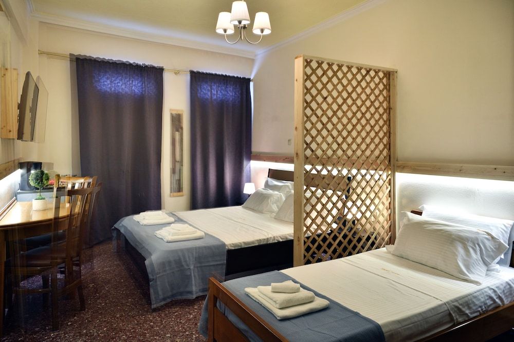 Nikolas Rooms