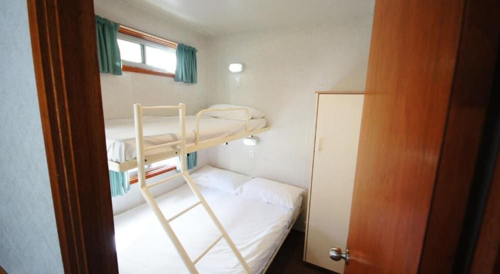 Discovery Parks - Robe Superior 3 Bedroom Cabin 2