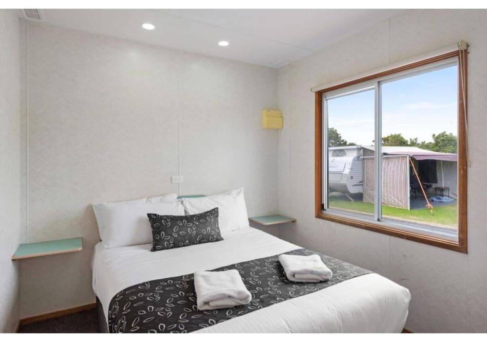 Discovery Parks - Robe Superior 3 Bedroom Cabin 3