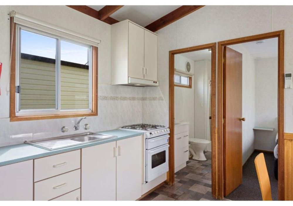 Discovery Parks - Robe Superior 3 Bedroom Cabin 4