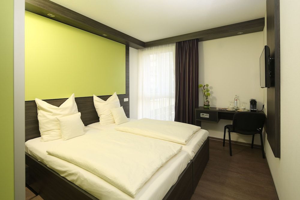 Economy-Hotel Double Room, Courtyard View 2