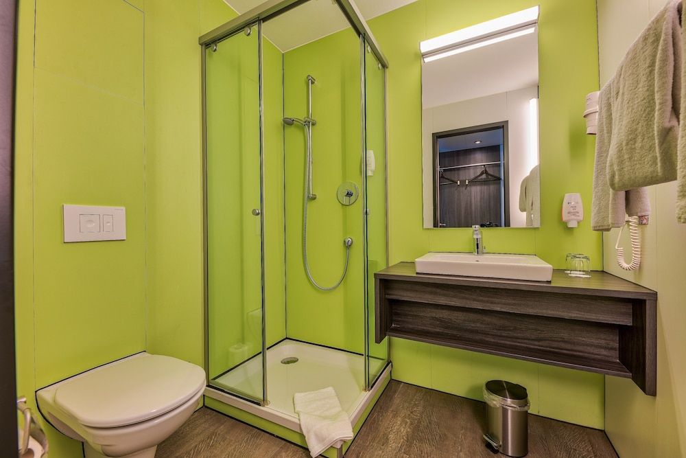 Economy-Hotel Double Room, Courtyard View 4