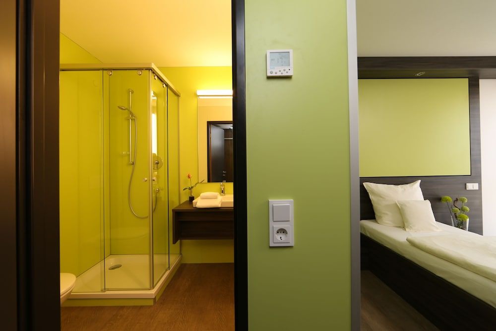 Economy-Hotel Single Room Parking Site 6