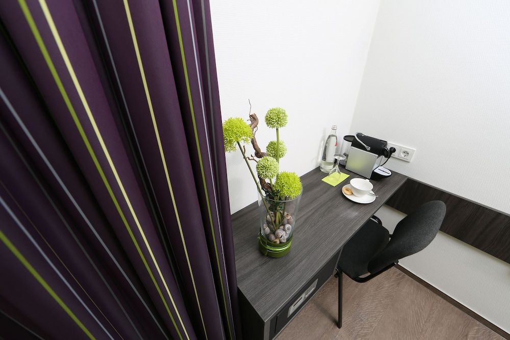 Economy-Hotel Double Room, Courtyard View 5