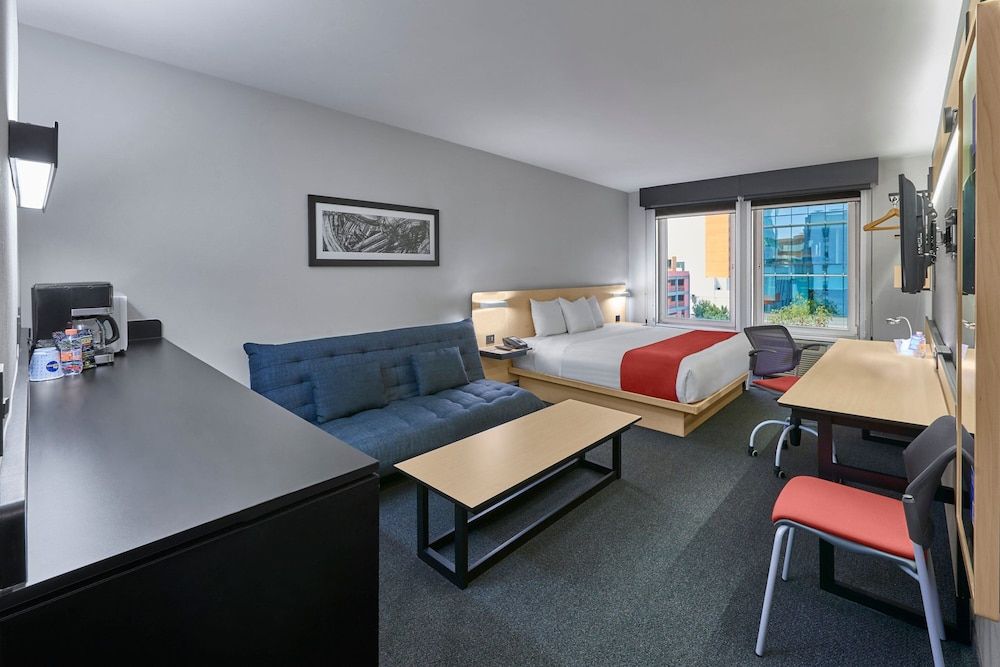 City Express by Marriott Monterrey Norte Superior Room, 1 Queen Bed with Sofa bed 5