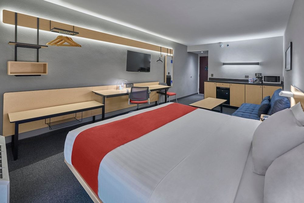 City Express by Marriott Monterrey Norte Superior Room, 1 Queen Bed with Sofa bed 3