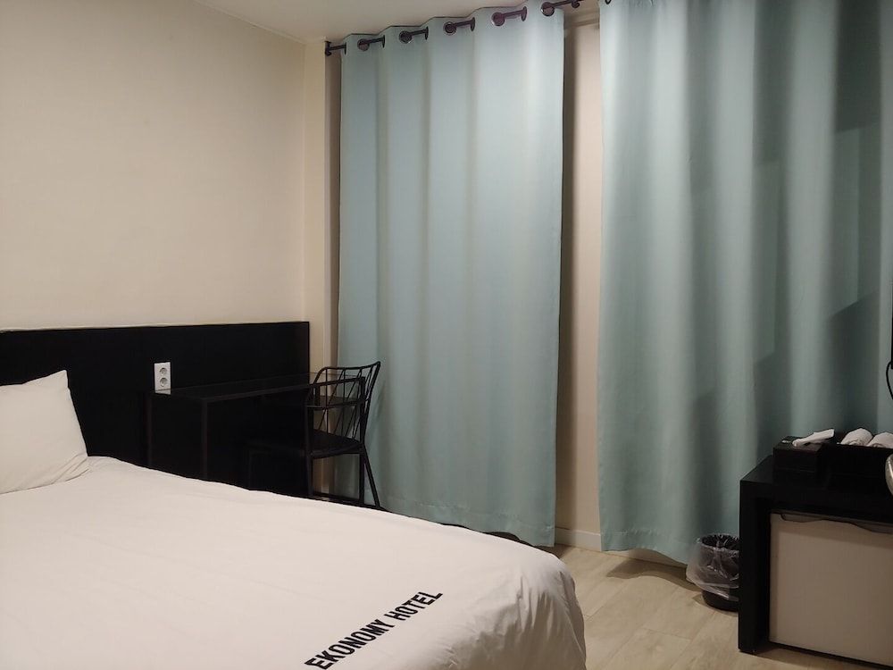 Ekonomy Hotel Gumi Double Room