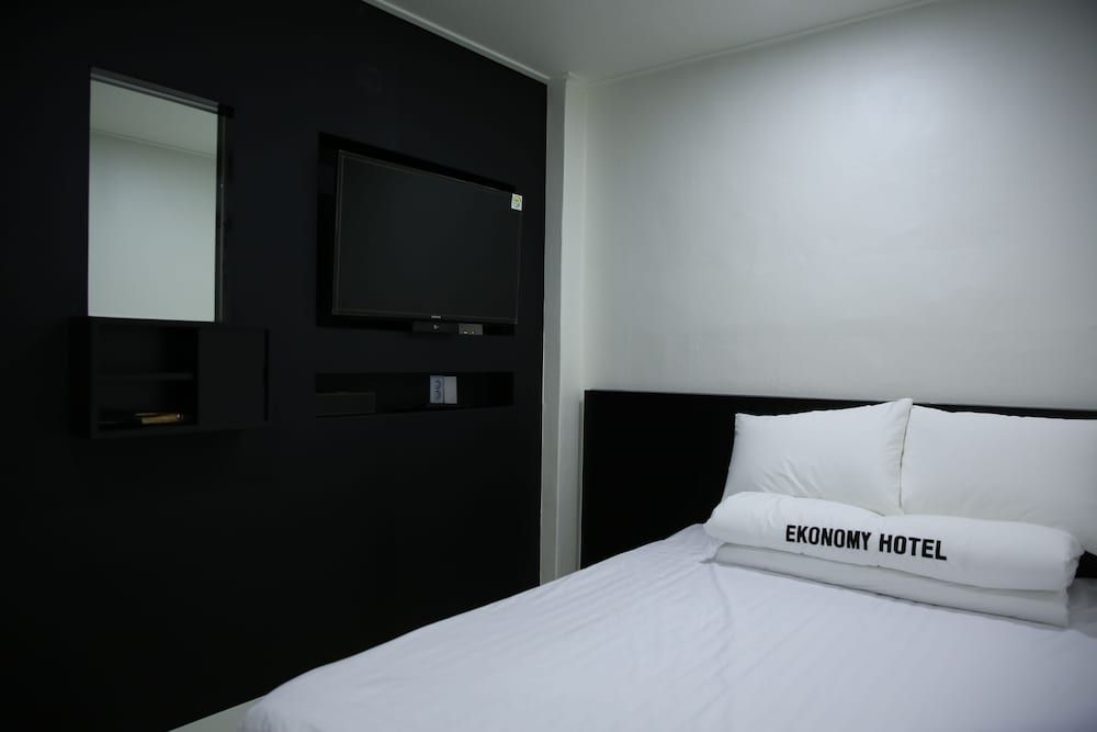 Ekonomy Hotel Gumi Double Room 3