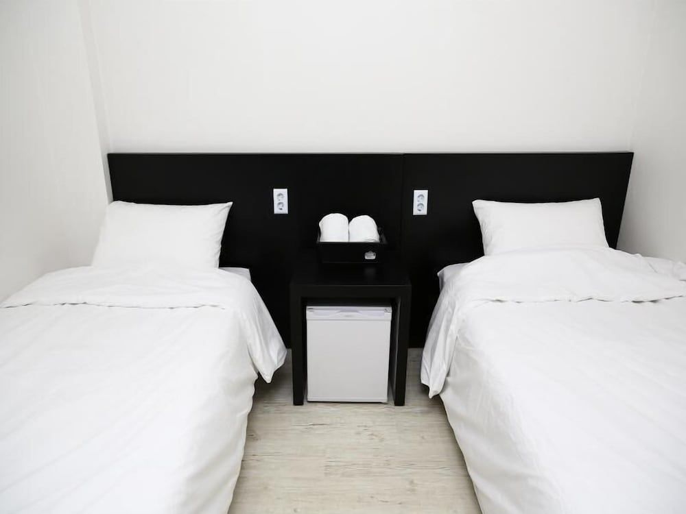 Ekonomy Hotel Gumi Twin Room 3