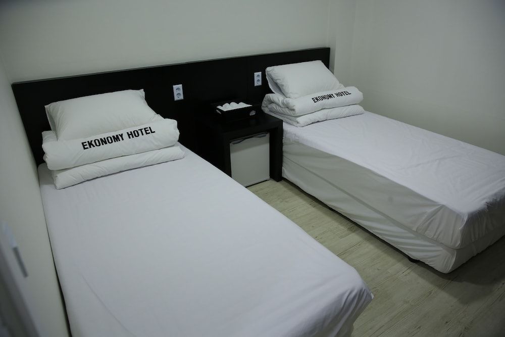 Ekonomy Hotel Gumi Twin Room 4