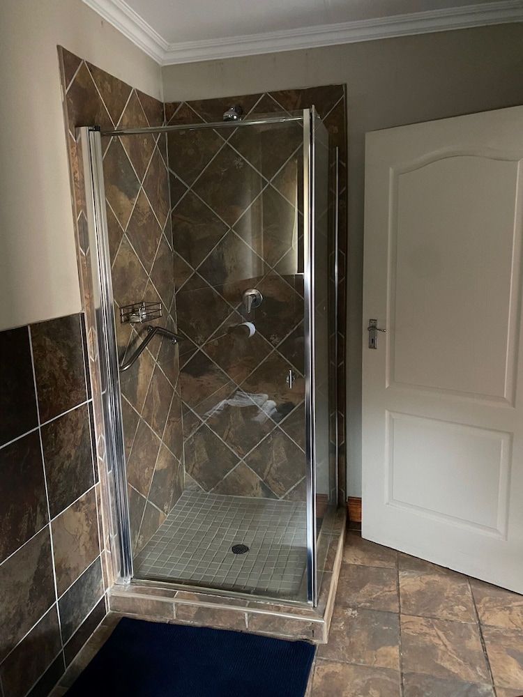 MacGregors Guest House Twin Room 3