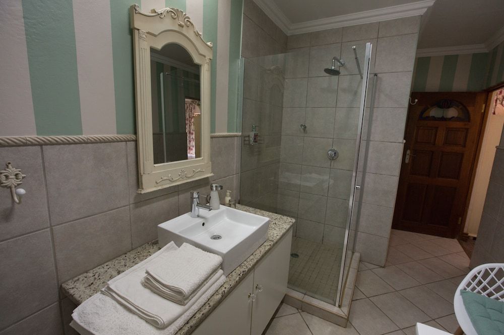 MacGregors Guest House Luxury Room 14