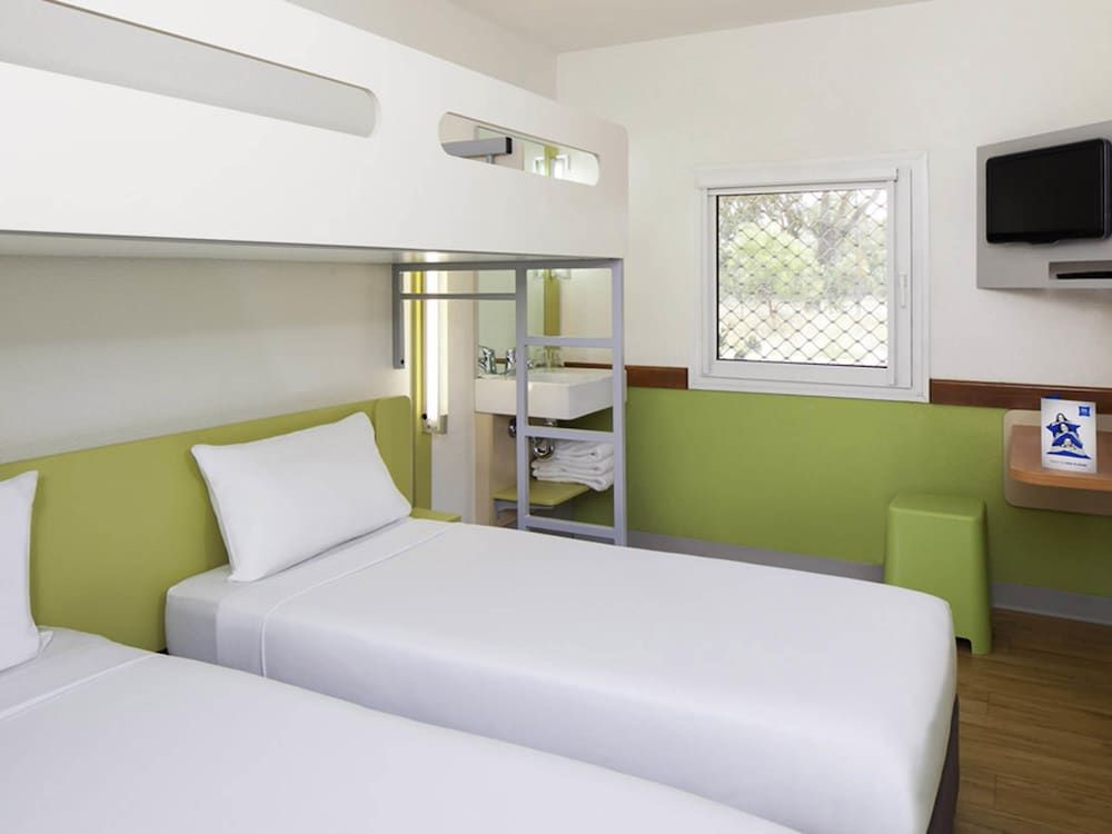 ibis budget Melbourne Airport Twin Room with Bunk Bed 6