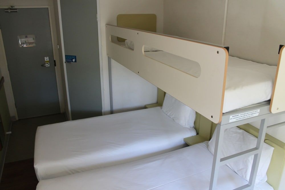 ibis budget Melbourne Airport Twin Room with Bunk Bed 4