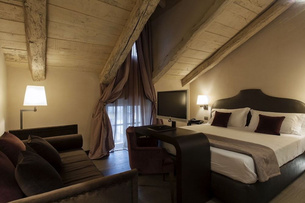 Palazzo Righini Suite, Jetted Tub 3