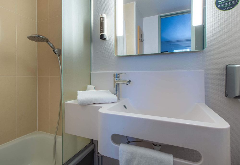 B&B HOTEL Châteauroux Aéroport Quadruple Room, Non Smoking 7