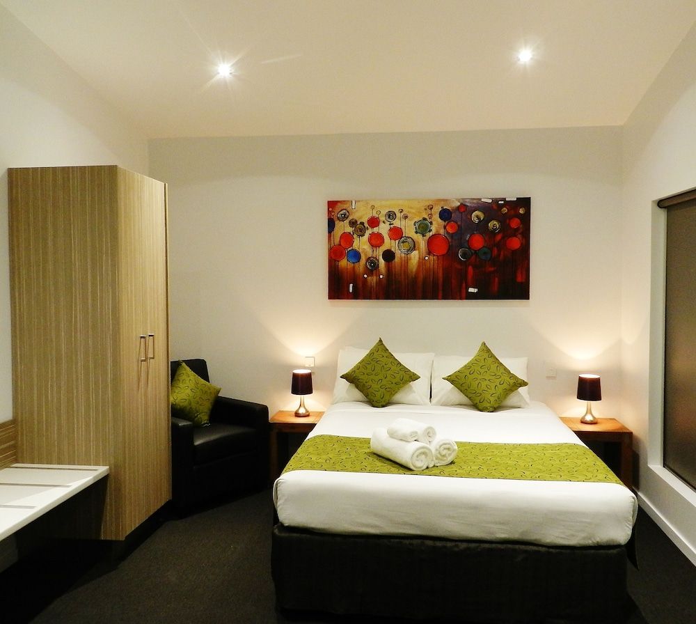 Premium Queen/Single with Kitchenette