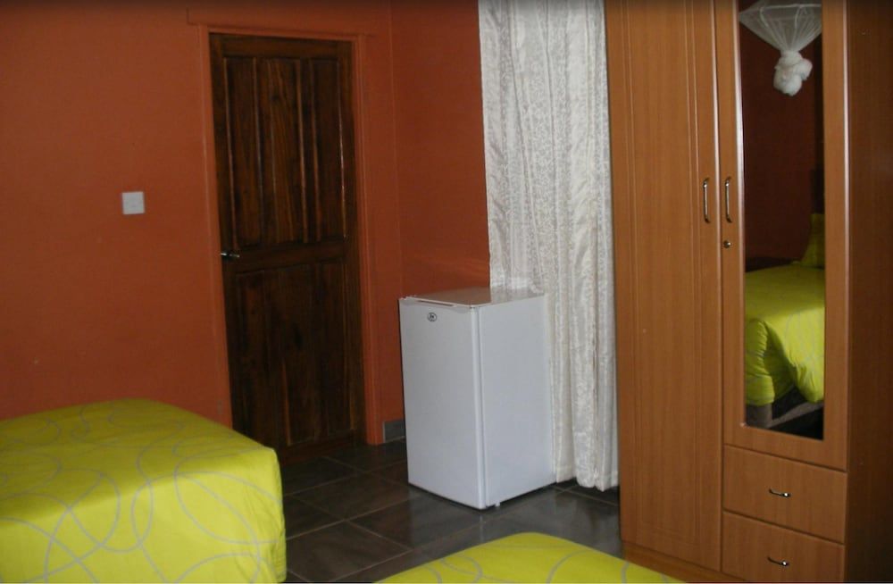 Gloria's Bed and Breakfast Twin Room 4