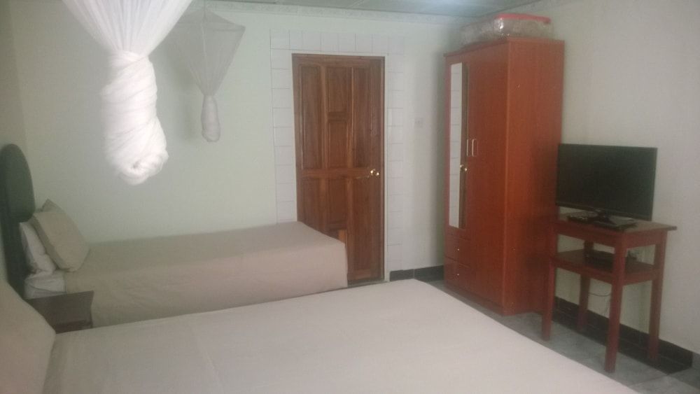 Gloria's Bed and Breakfast Family Room 3