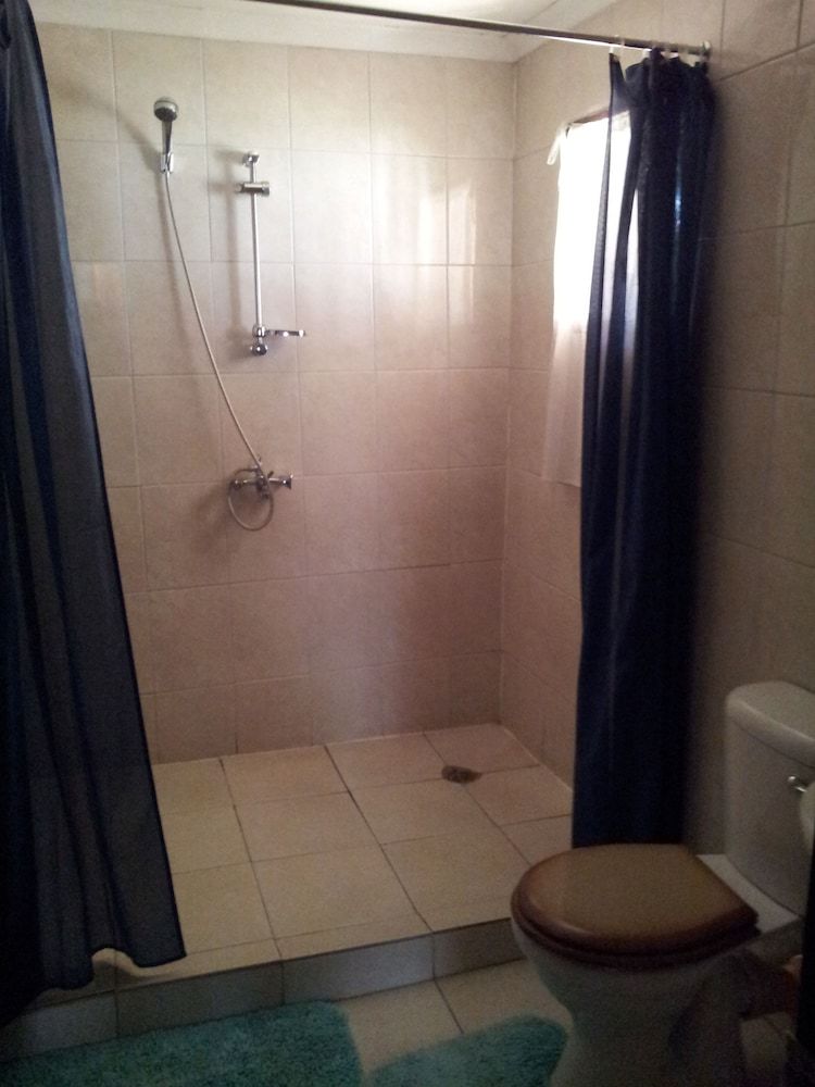 Gloria's Bed and Breakfast Family Room 6