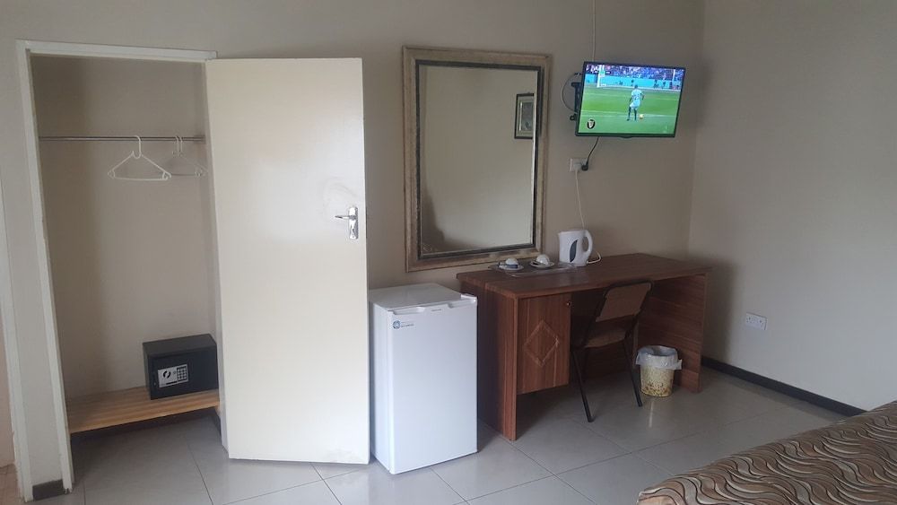 Mosi-O-Tunya Executive Lodge Queen Room 4