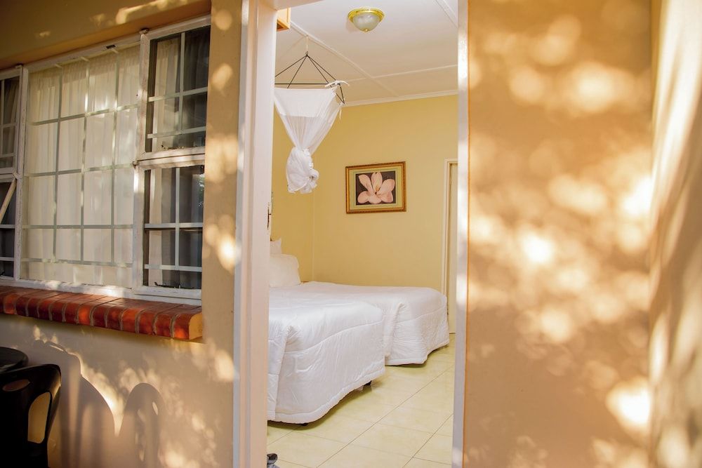 Mosi-O-Tunya Executive Lodge Twin Room 5