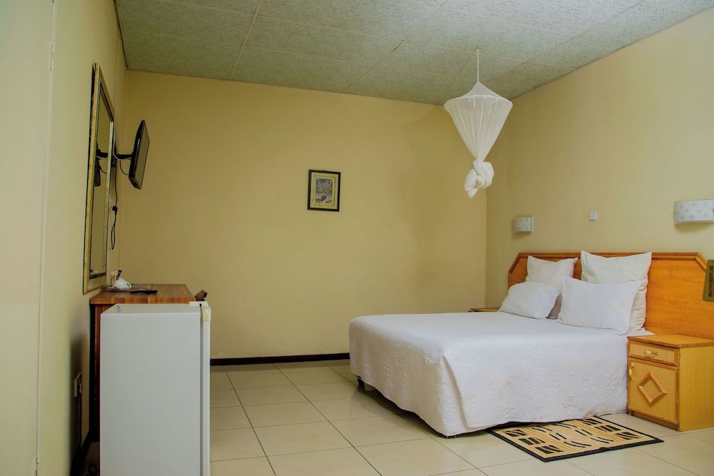 Mosi-O-Tunya Executive Lodge Queen Room 2