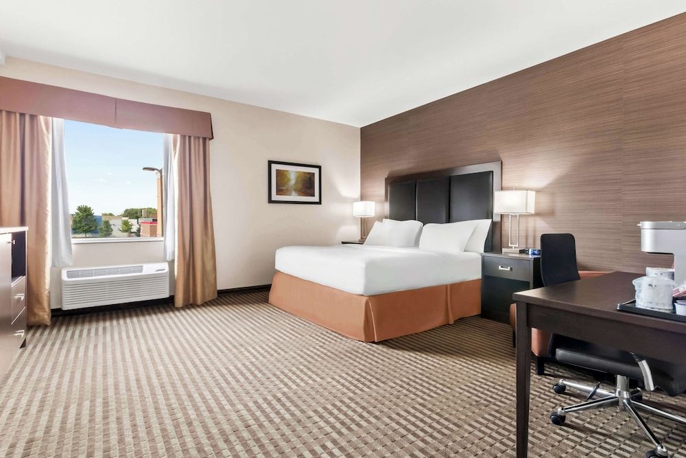 Best Western Plus Fergus Hotel Standard Room, 1 King Bed, Non Smoking, Refrigerator & Microwave 2