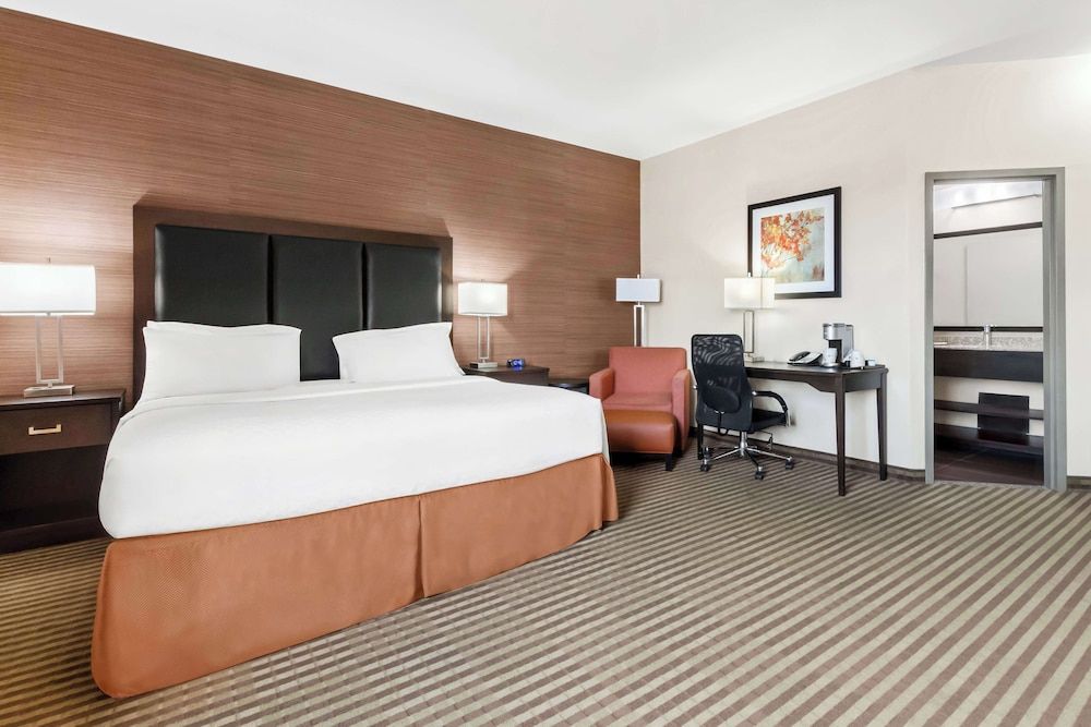 Best Western Plus Fergus Hotel Standard Room, 1 King Bed, Non Smoking, Refrigerator & Microwave