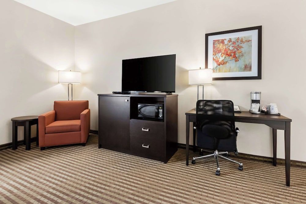 Best Western Plus Fergus Hotel Suite, 1 King Bed, Non Smoking, Refrigerator & Microwave (with Sofabed) 4