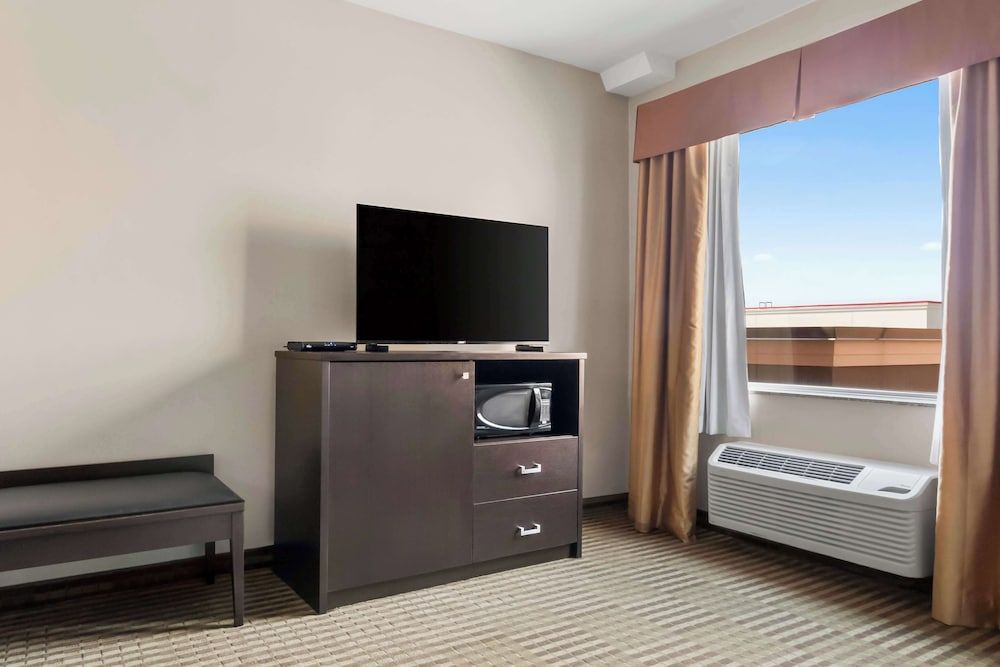 Best Western Plus Fergus Hotel Standard Room, 1 King Bed, Non Smoking, Refrigerator & Microwave 4