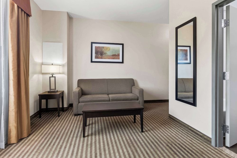 Best Western Plus Fergus Hotel Suite, 1 King Bed, Non Smoking, Refrigerator & Microwave (with Sofabed) 3