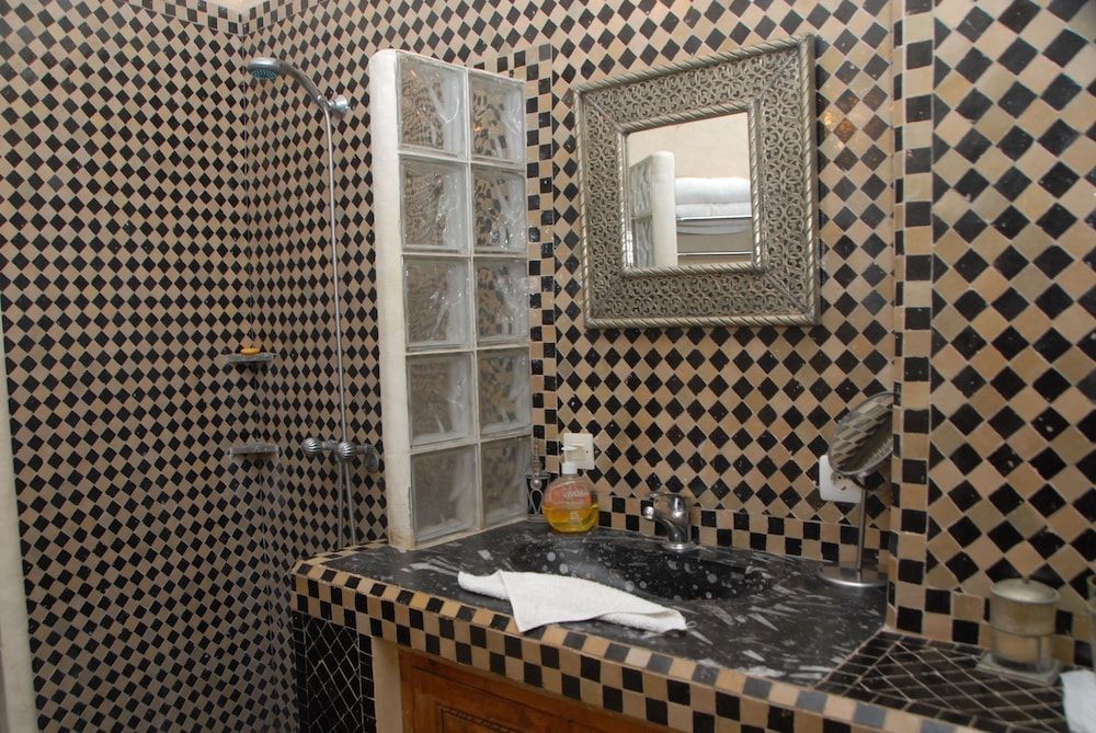 Riad Jonan Deluxe Double or Twin Room, Refrigerator, Courtyard Area 17