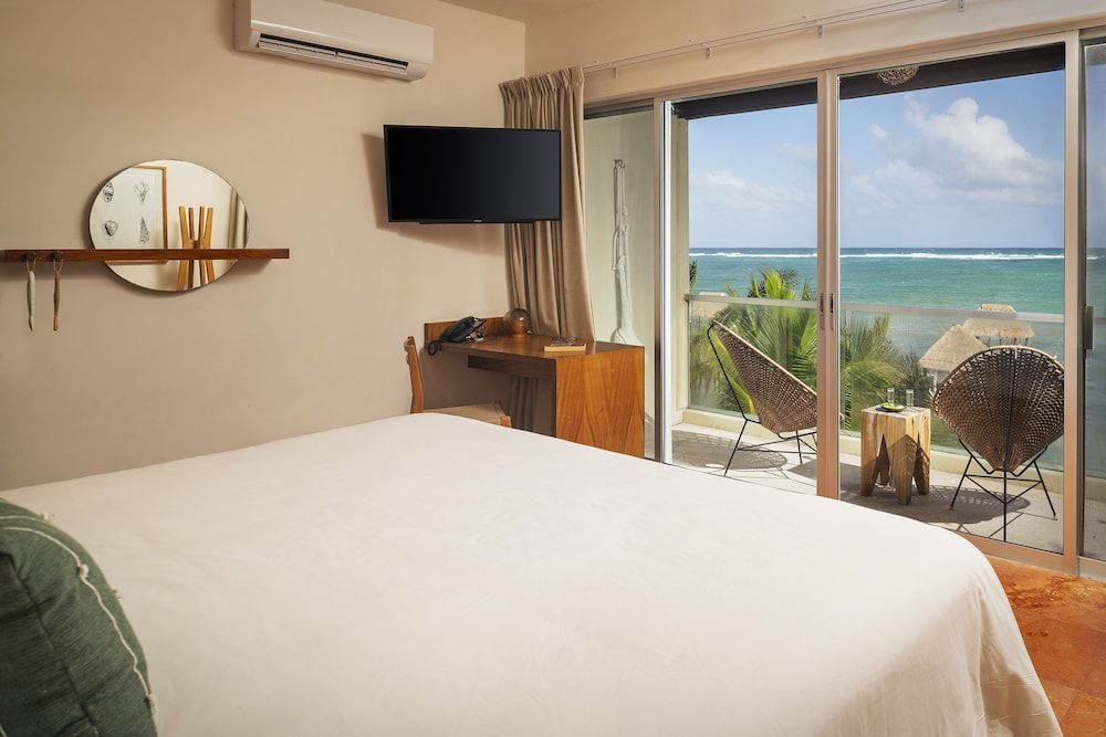 King Room, Bay or Beach View, Beachfront, Balcony